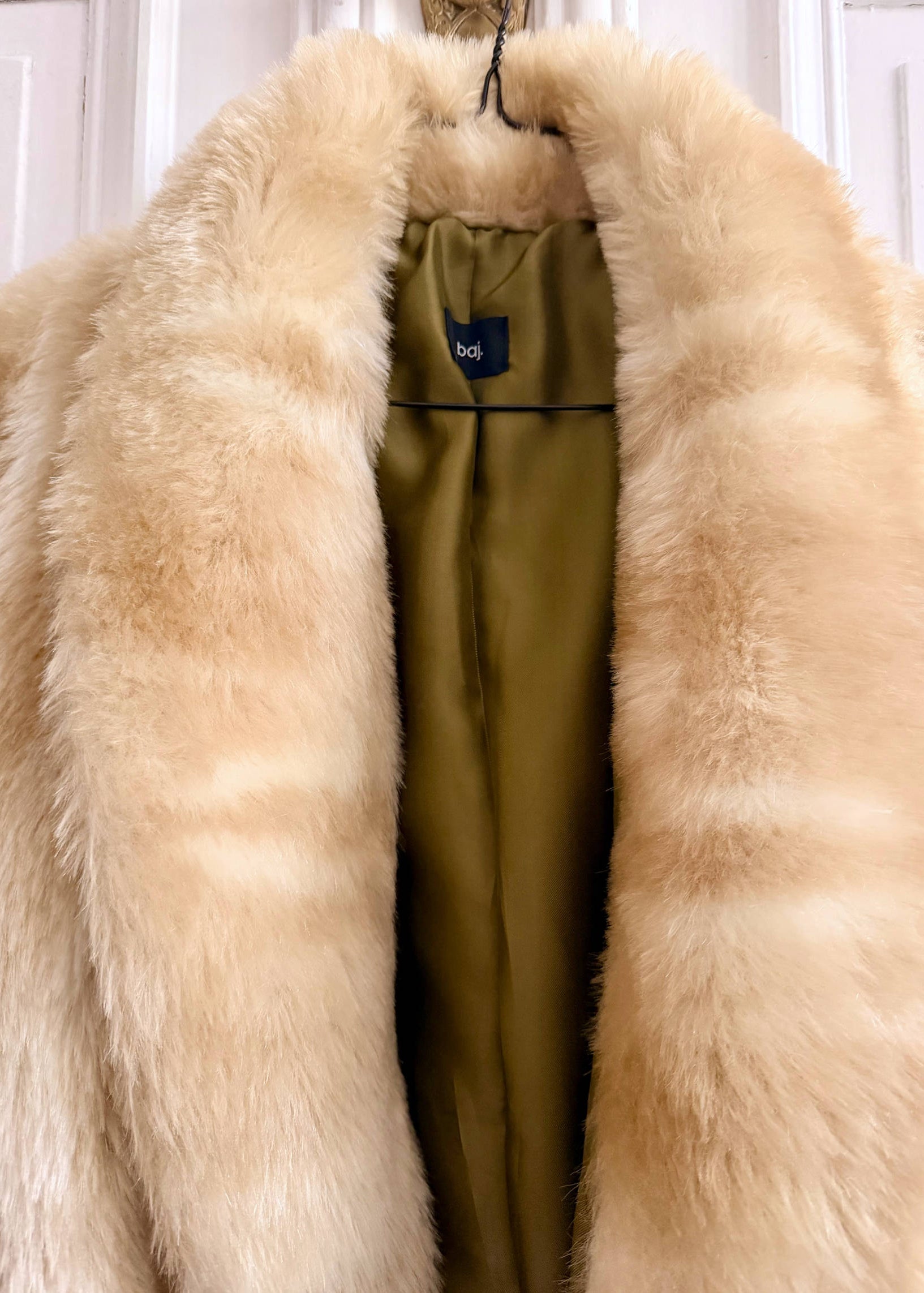 Faux Fur Jacket "BLOND."